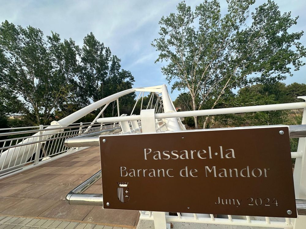 La Passarella sobre el Barranc de Mandor permet la connexi segura amb l'estaci de metro d'El Clot i amb el nucli urb