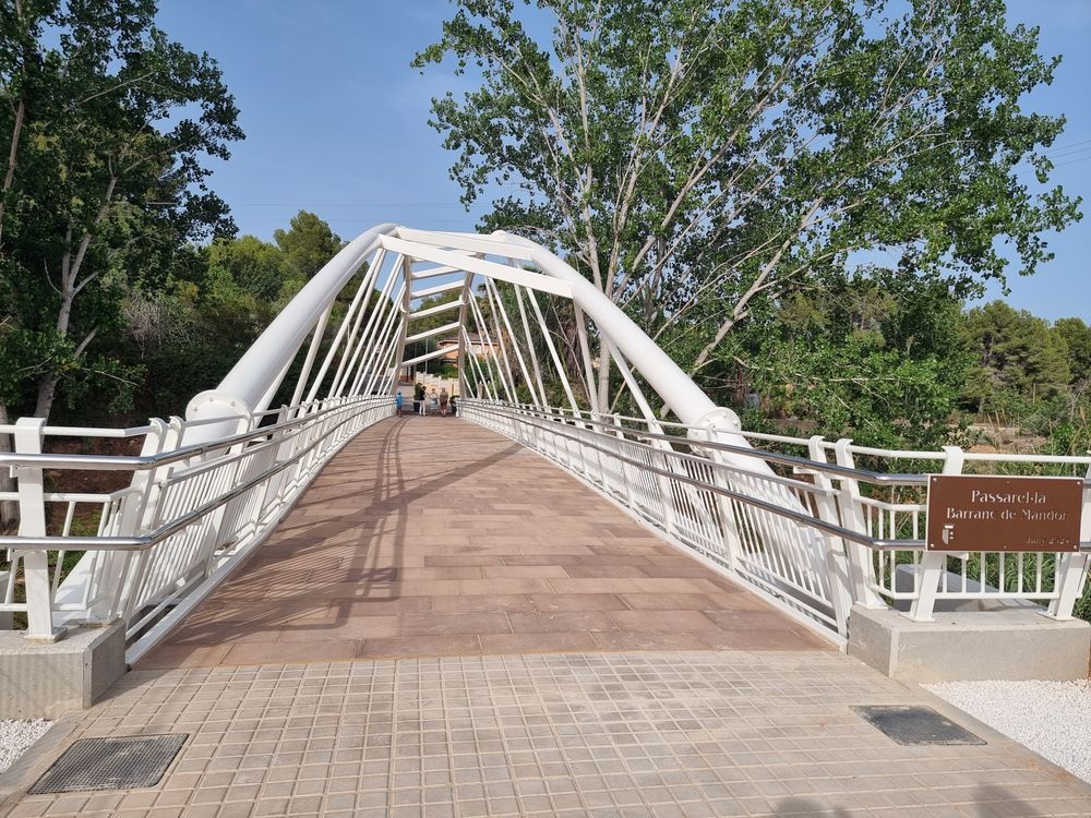 La Pasarela sobre el Barranco de Mandor permite la conexin segura con la estacin de metro de El Clot y con el casco urbano