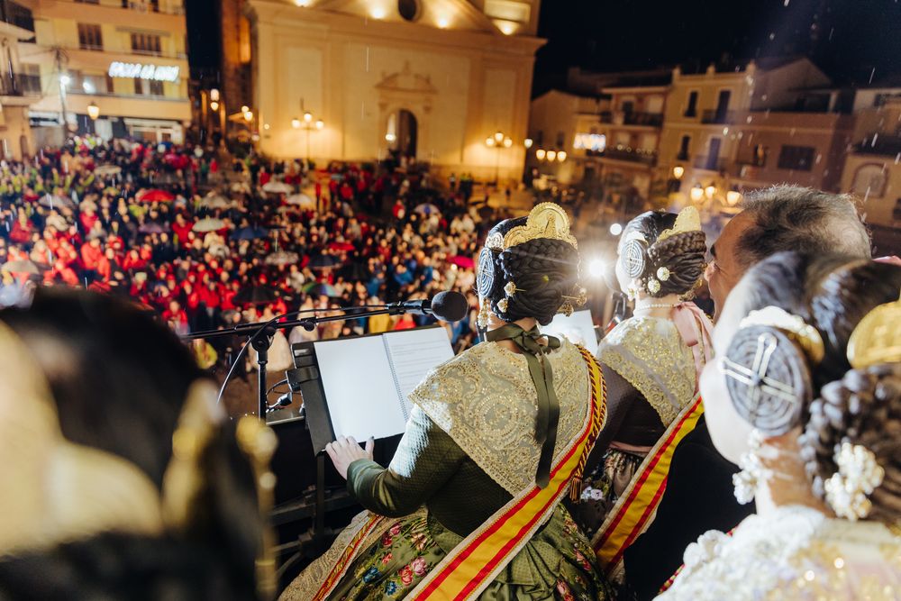 Riba-roja encen la metxa del mes faller