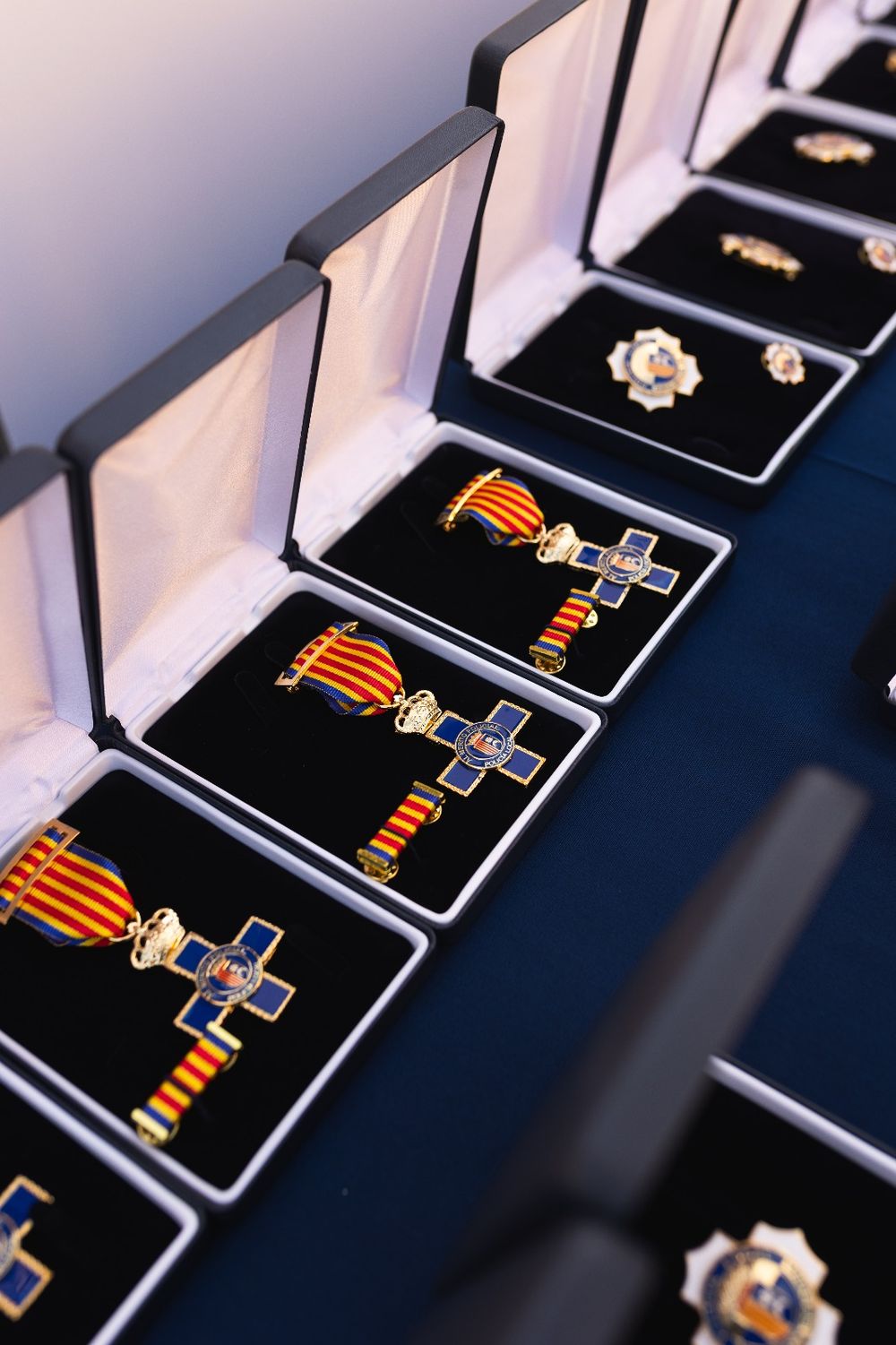 Riba-roja ret homenatge al seu Policia Local i a la societat civil en un acte marcat per l'heroisme durant la DANA