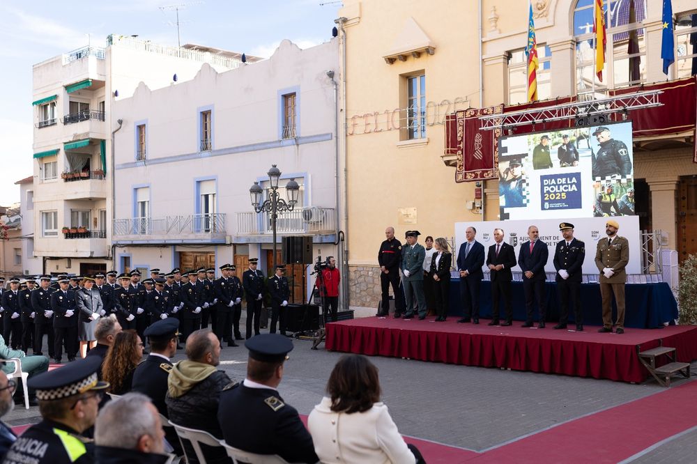 Riba-roja ret homenatge al seu Policia Local i a la societat civil en un acte marcat per l'heroisme durant la DANA