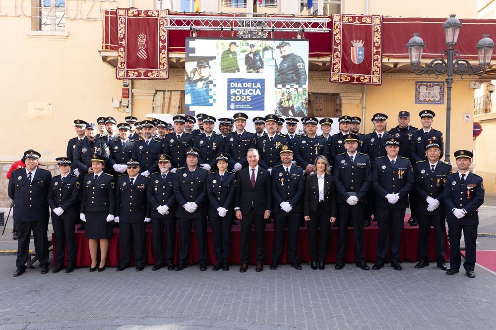 Riba-roja ret homenatge al seu Policia Local i a la societat civil en un acte marcat per l'heroisme durant la DANA
