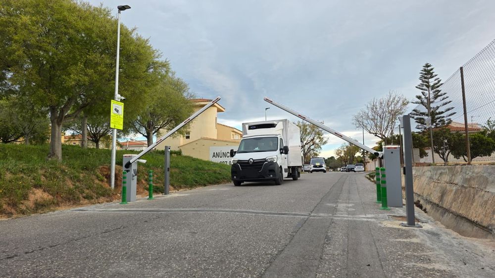 Riba-roja inicia les proves de la barrera autom�tica instal�lada a la urbanitzaci� La Reva que reduir� el tr�nsit i incrementar� la seguretat en la zona