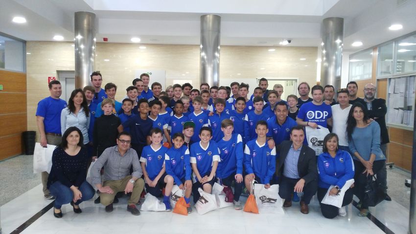 L'ajuntament rep a l'equip de futbol del projecte europeu ProSoc Tour