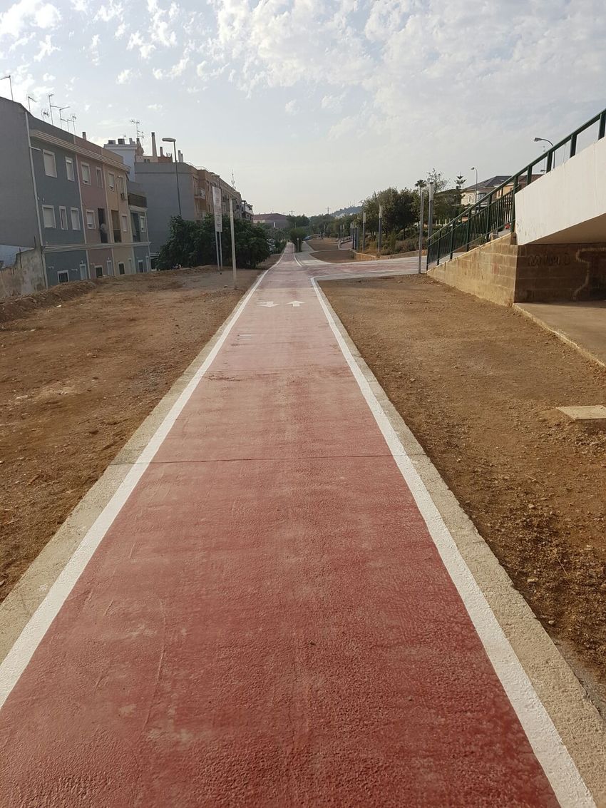 Riba-roja connecta amb carril bici les installacions esportives i els centres educatius del municipi