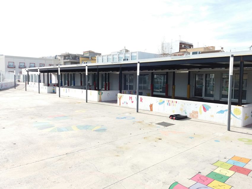 L'Ajuntament cobrix el pati exterior de les aules d'infantil del CEIP Camp de Tria