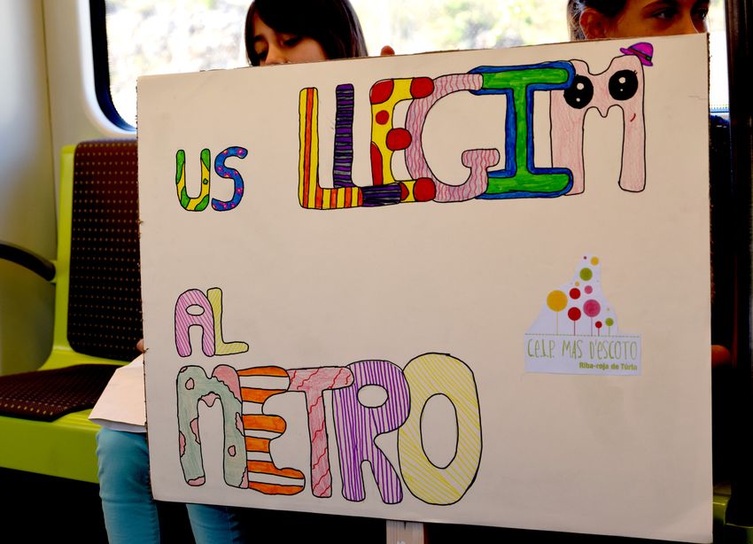 Els alumnes del Collegi Mas d'Escoto de Riba-roja de Tria animen a la lectura als usuaris de la Lnia 9 de Metrovalencia