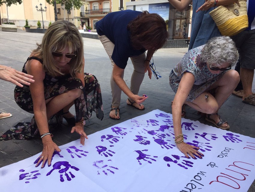 Riba-roja realitza a les portes de l'Ajuntament una xiulada per la igualtat i la lluita contra la violncia masclista