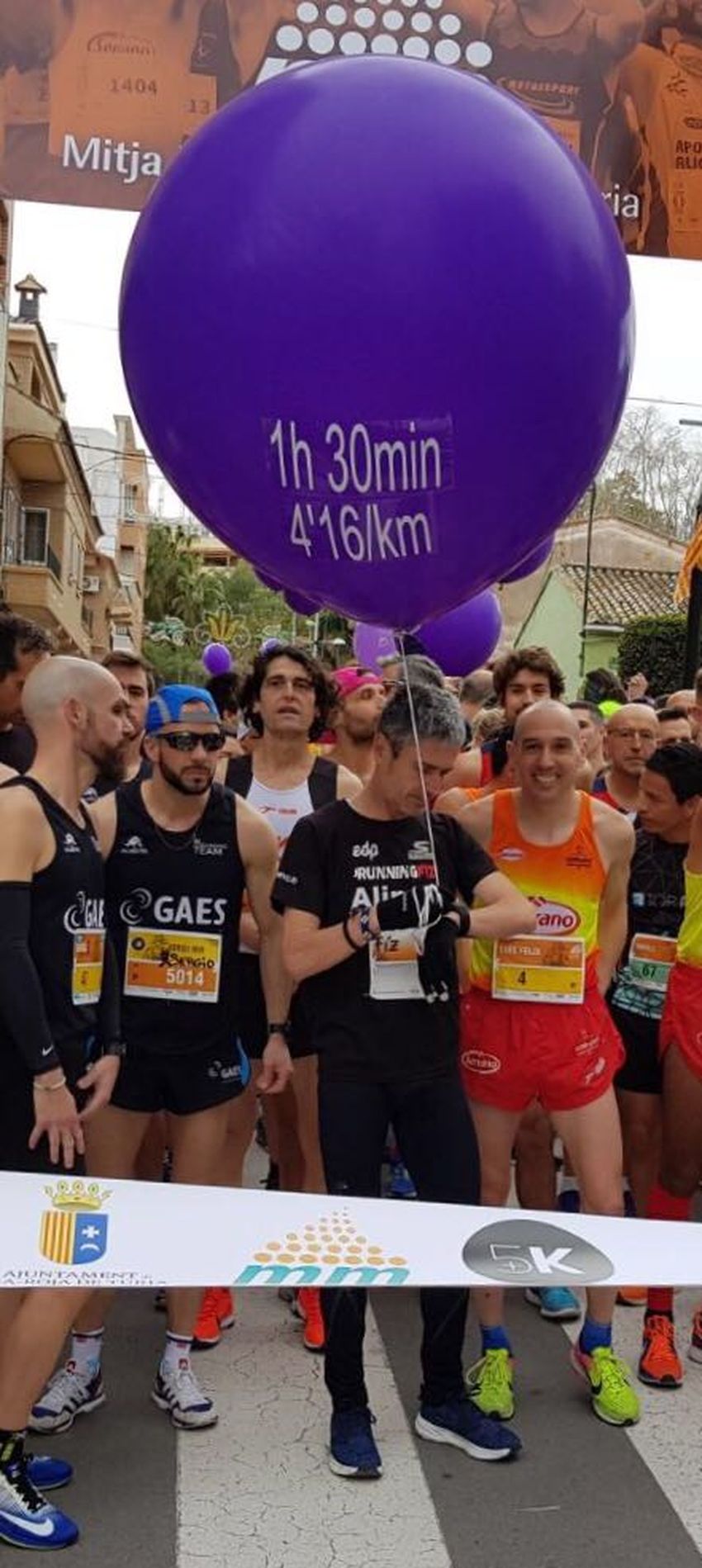 El maratoniano Martn Fiz se suma en Riba-roja al grito contra la violencia de gnero en la 22 Media Maratn