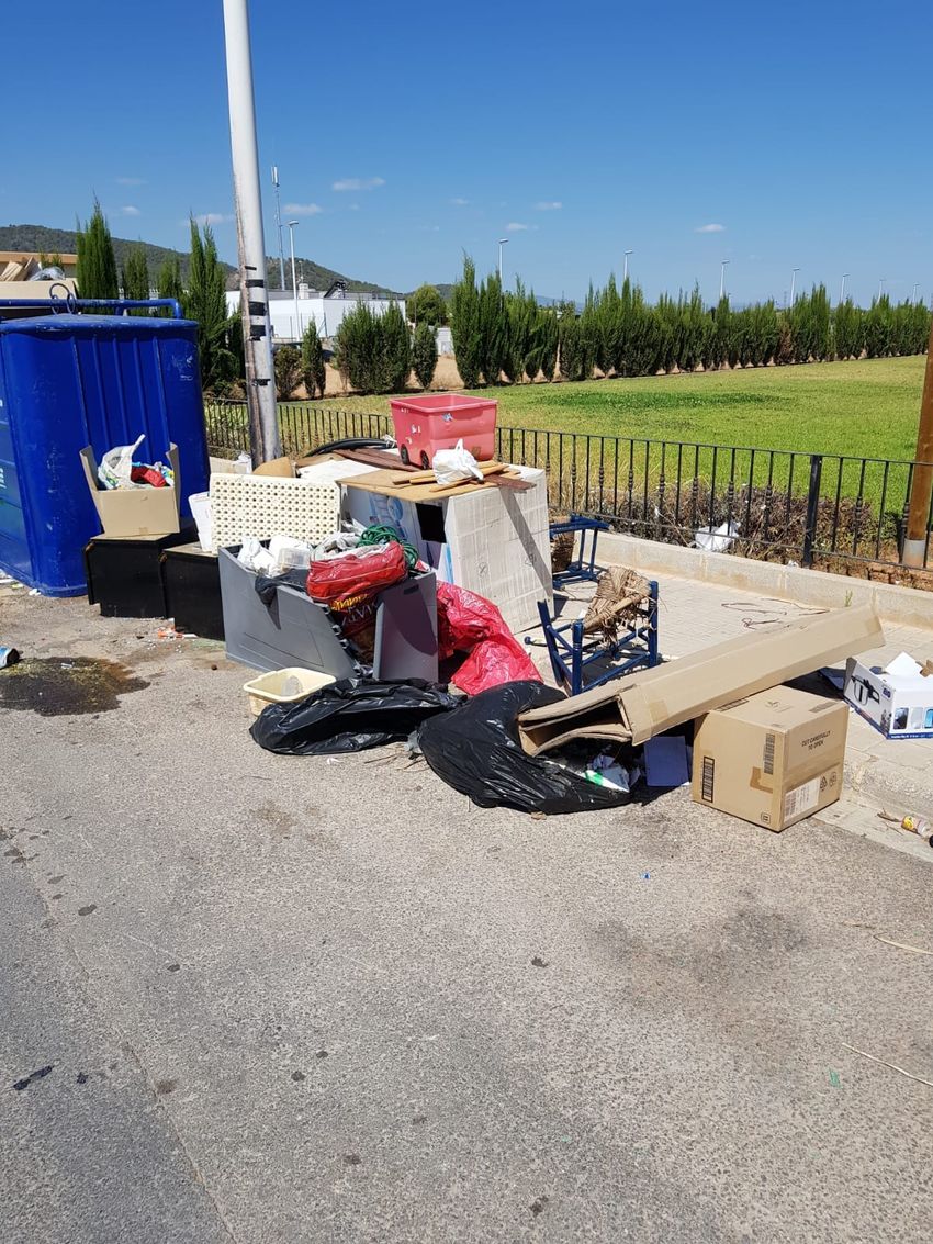 El Ayuntamiento de Riba-roja refuerza la limpieza en 14 puntos de recogida selectiva de residuos y reclama civismo a los ciudadanos
