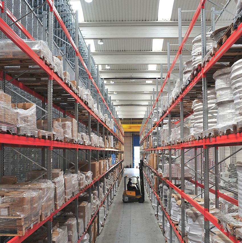 Riba-roja modifica el PGOU per a permetre a les empreses logstiques apilar palets de productes i mercaderies de 18 metres d'altura en les seues naus