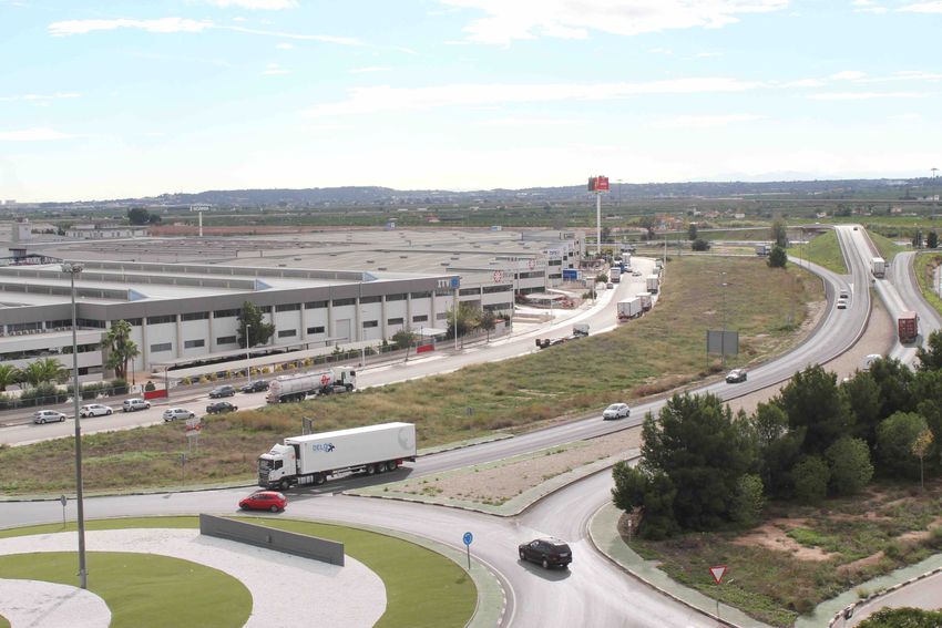 Riba-roja aprueba un aumento del almacenaje de mercancas en los polgonos de hasta 25 metros de altura para competir con Madrid y Barcelona